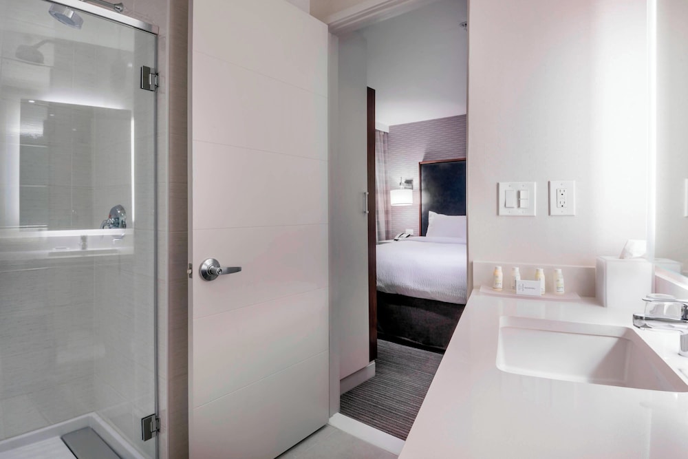 Deluxe Suite, 1 King Bed with Sofa bed photo 3