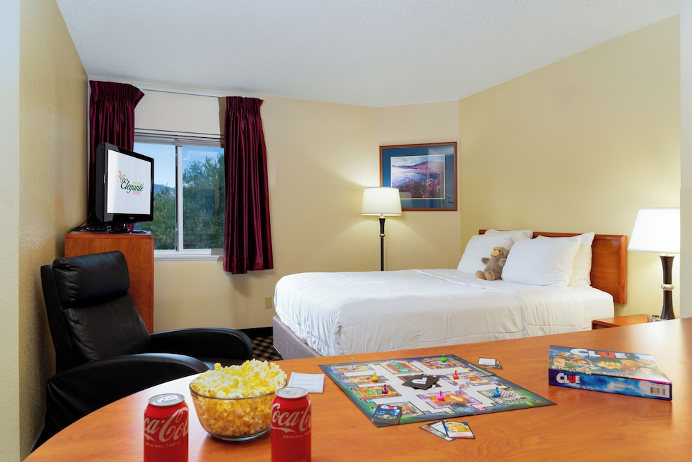 Deluxe Suite, 2 Queen Beds - Photo 3