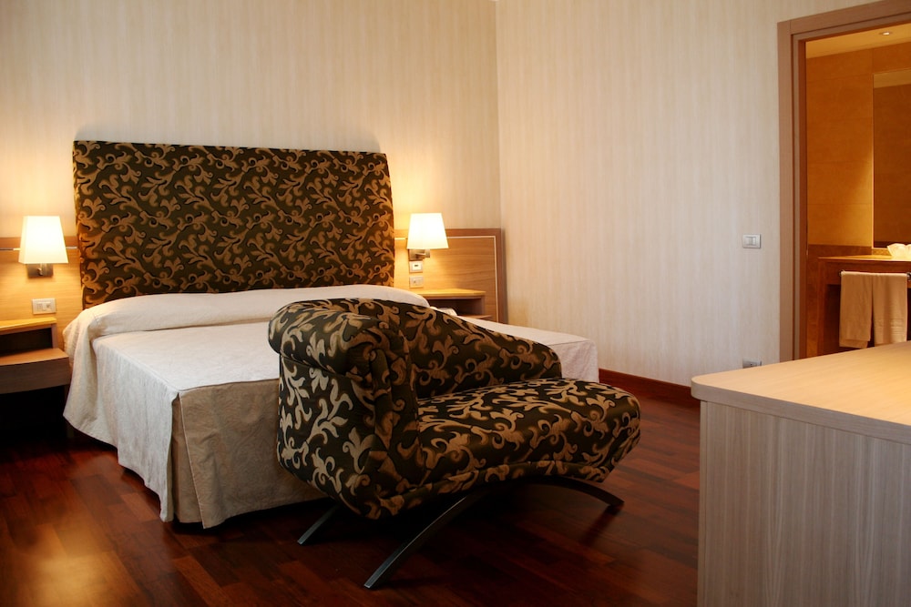 Suite, Hot Tub - Photo 2