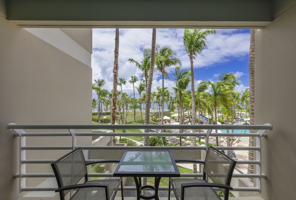 Balcony Pool View Room with 2 Double Beds - Photo 6