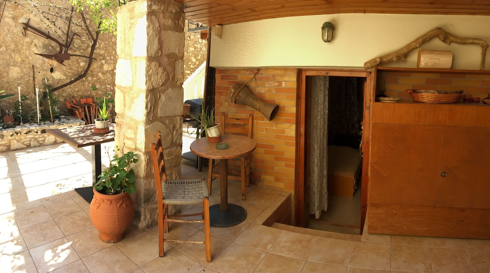 Economy Single Room, 1 Twin Bed, Kitchenette, Garden Area photo 3
