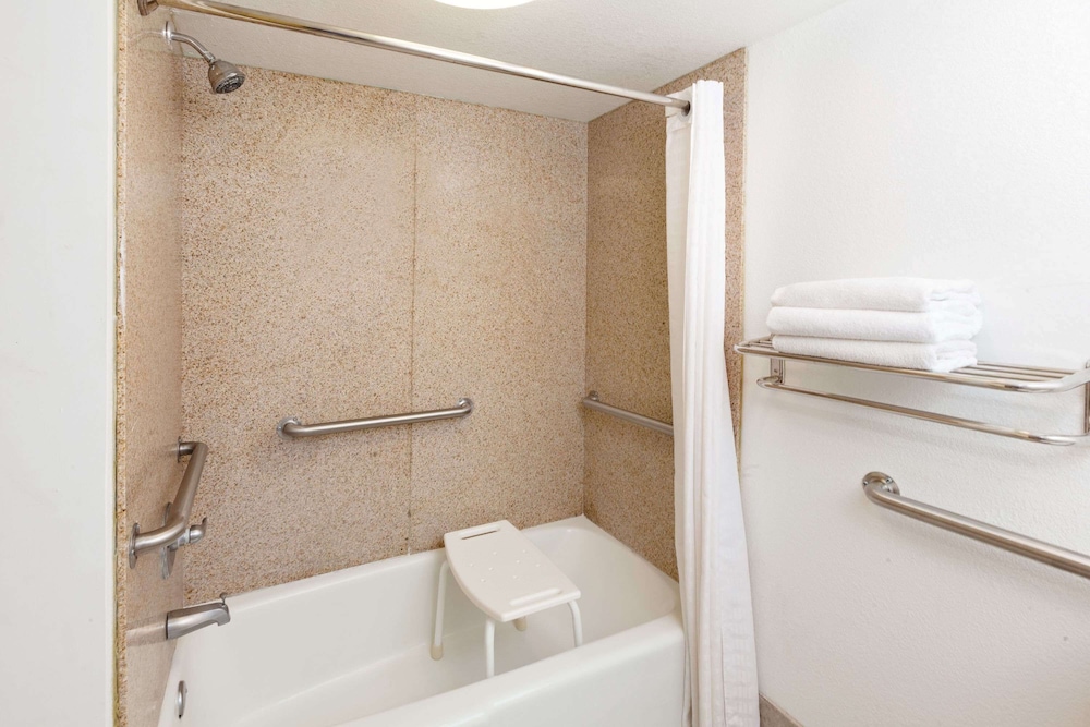 Room, 1 King Bed, Accessible, Non Smoking (Tub with Grab Bars) - Photo 2