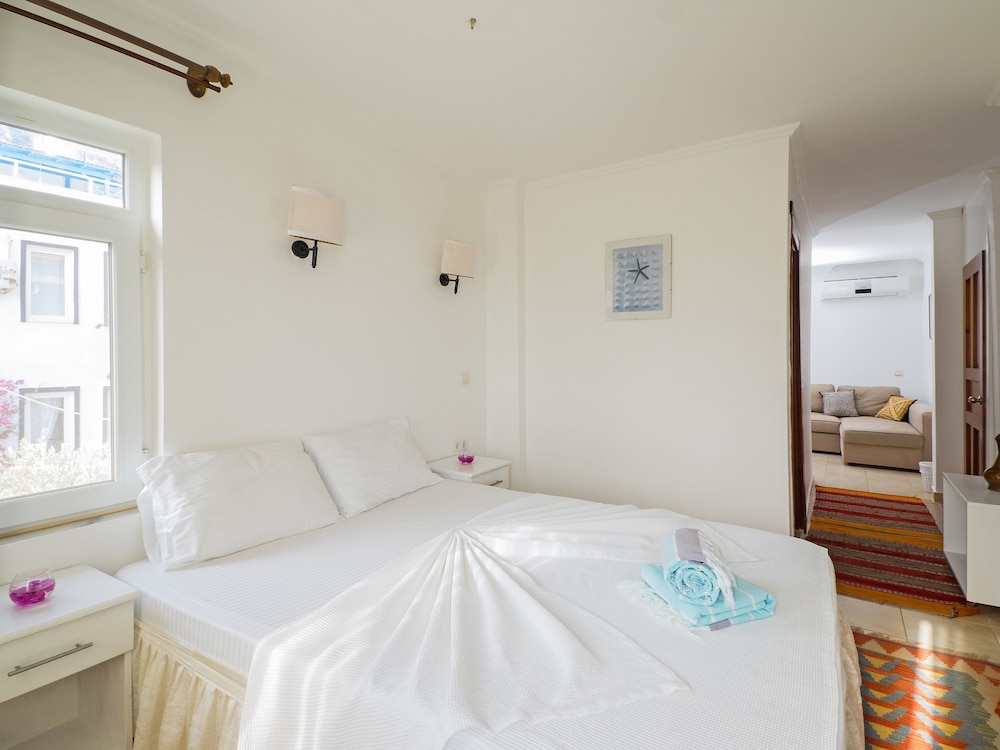 Deluxe Room, 1 Queen Bed With Sofa Bed, Partial Sea View photo 3