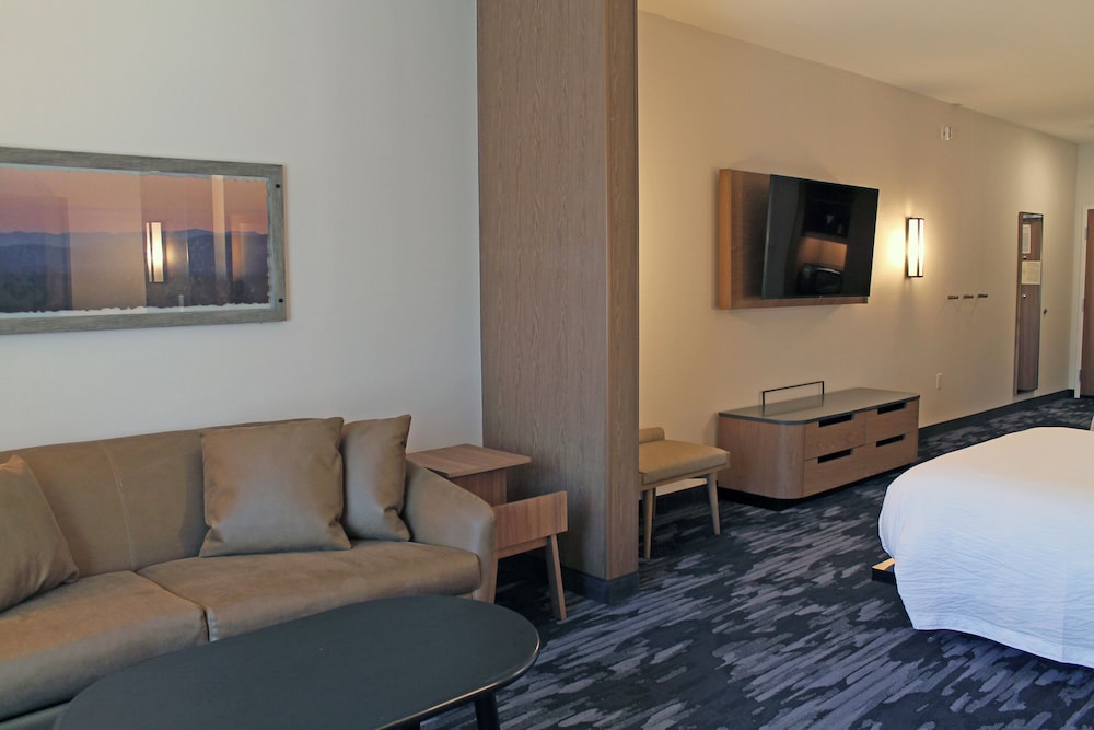 Suite, Multiple Beds (Mobility/Hearing Accessible, Tub) - Photo 2