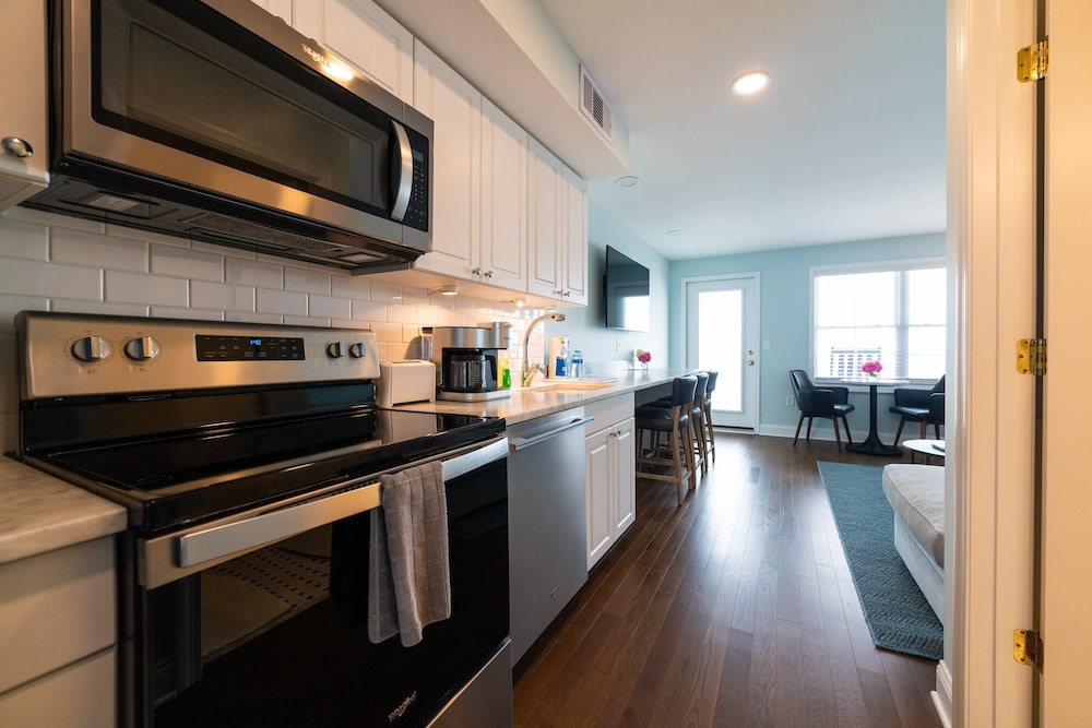 Suite, 1 Bedroom (1 Bath Queen Ocean Facing) photo 2