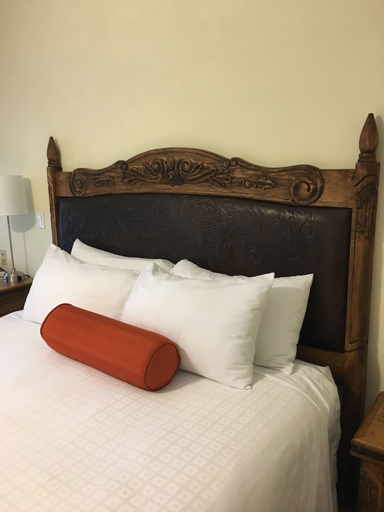 Basic Room, 1 King Bed (Near Lobby And Stairway)