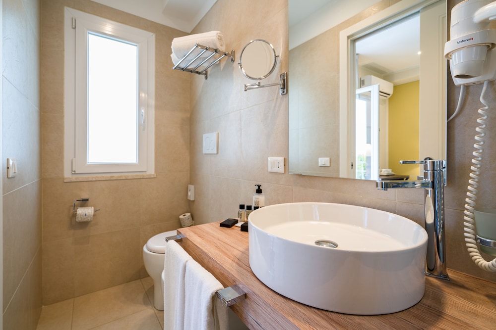 Comfort Triple Room, Partial Sea View thumbnail 5