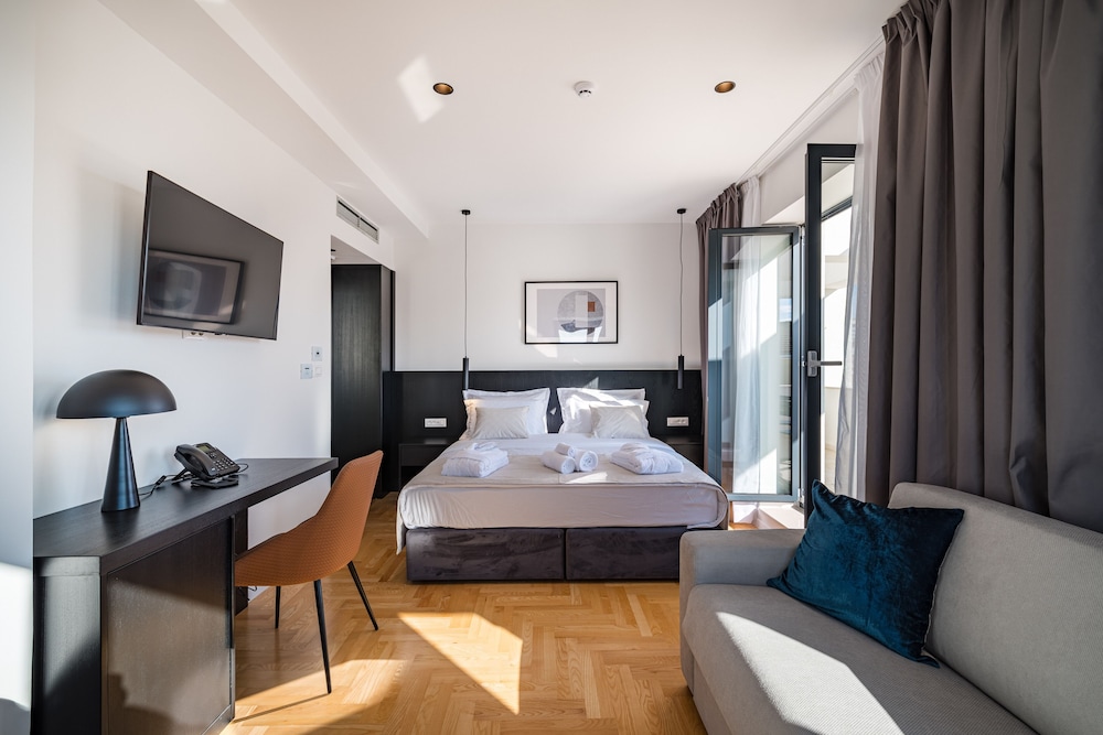 Deluxe Room - Photo 7