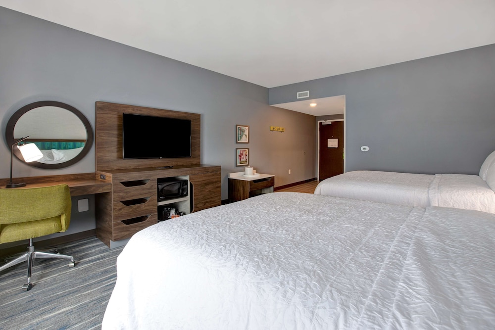 Room, 2 Queen Beds, Refrigerator - Photo 2