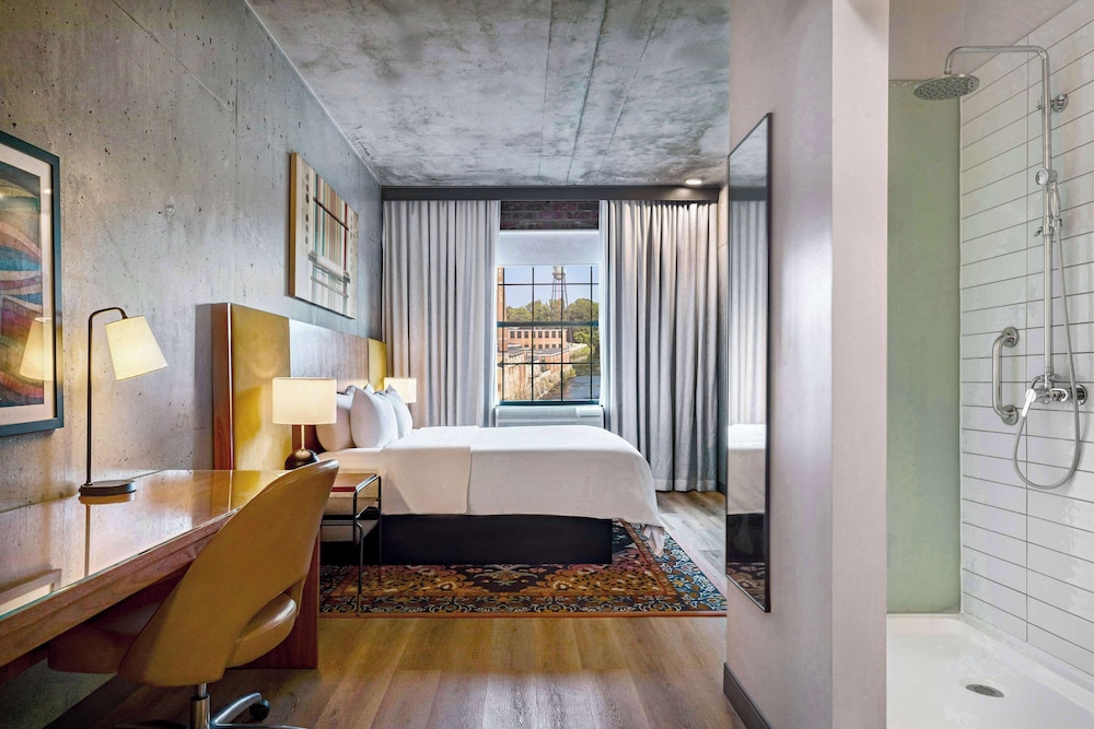 Room, 1 King Bed, River View - Photo 5