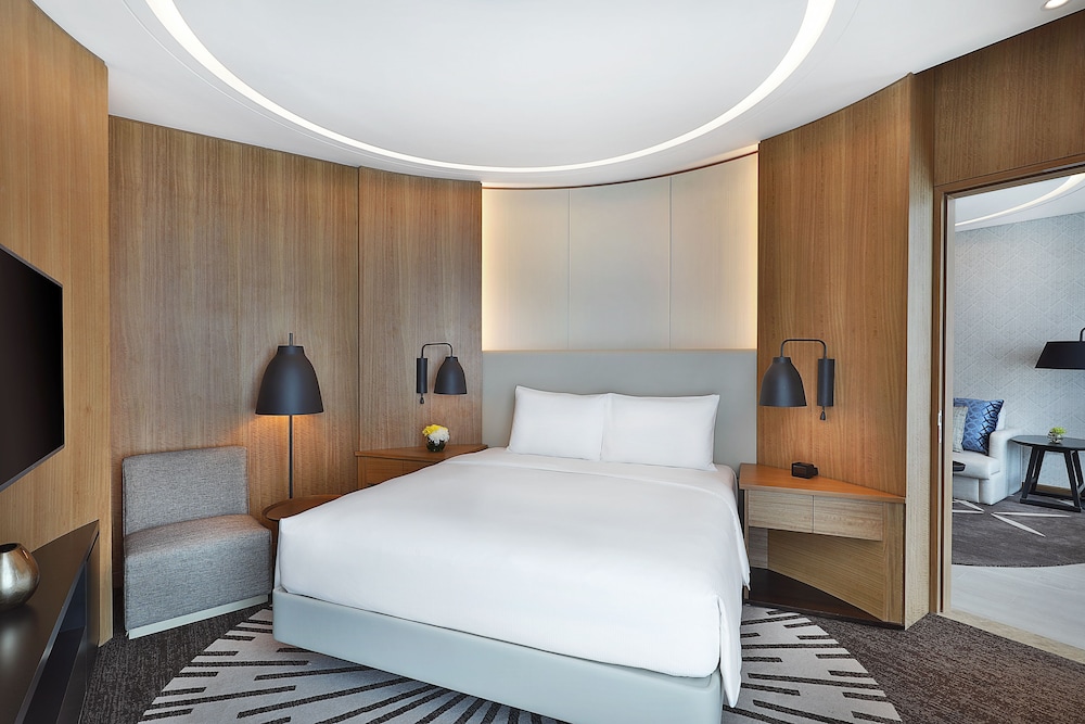 BAY SQUARE SUITE