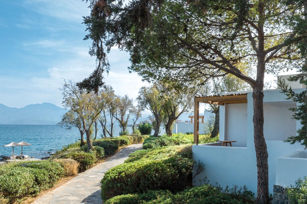 Superior Seafront Bungalow - Photo 8