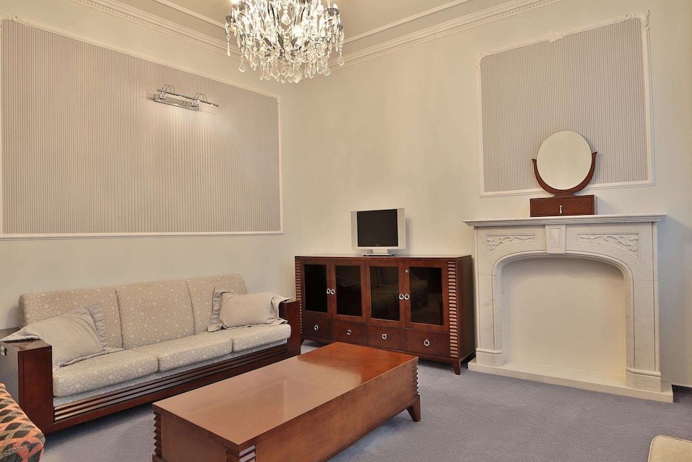 Deluxe Suite, 1 King Bed, Ensuite, City View - Photo 3