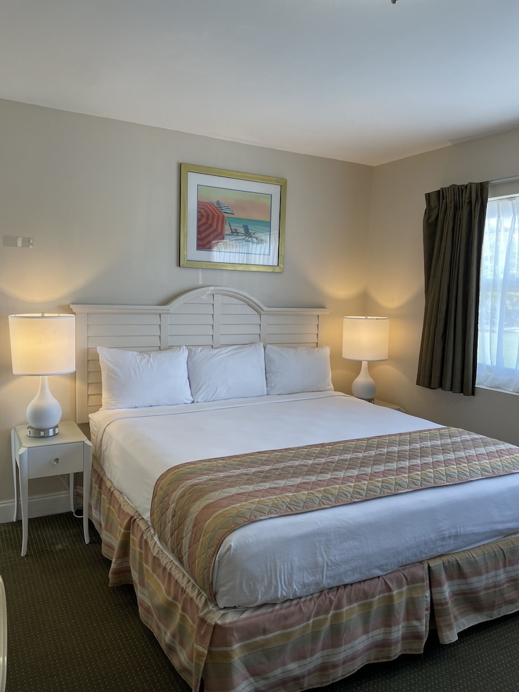 Deluxe Room, 1 King Bed, Kitchenette - Photo 5