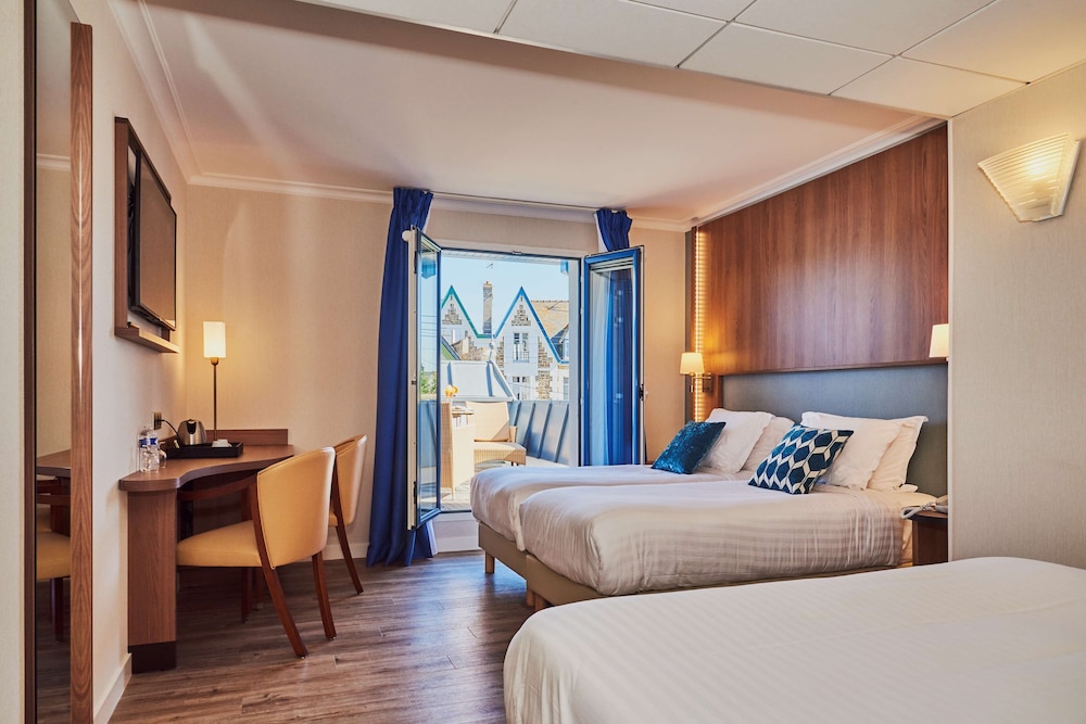 Family Room, Multiple Beds, City View - Photo 4