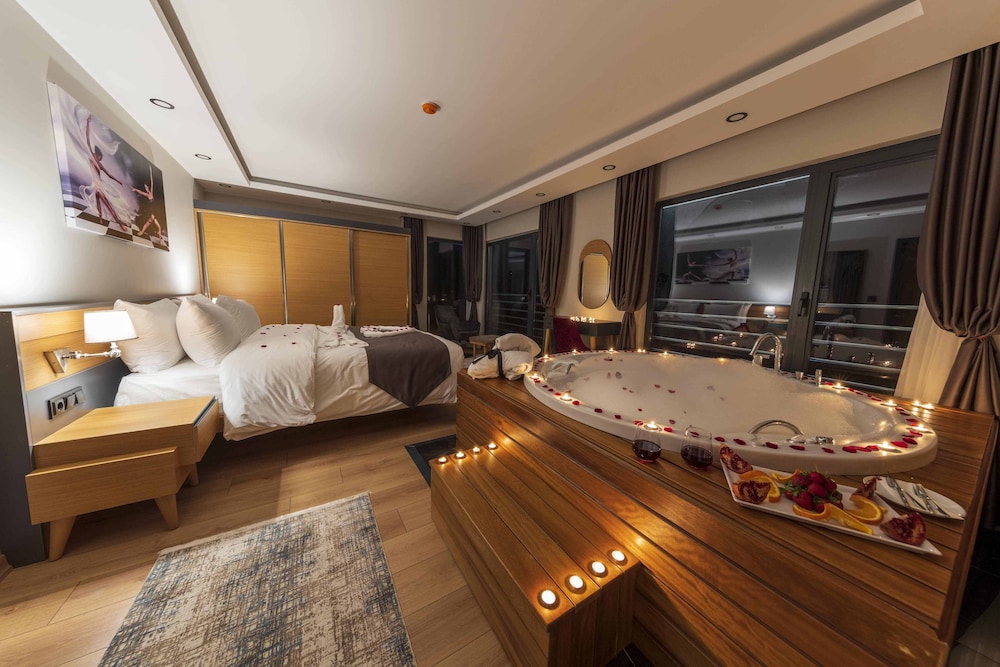 Honeymoon Suite