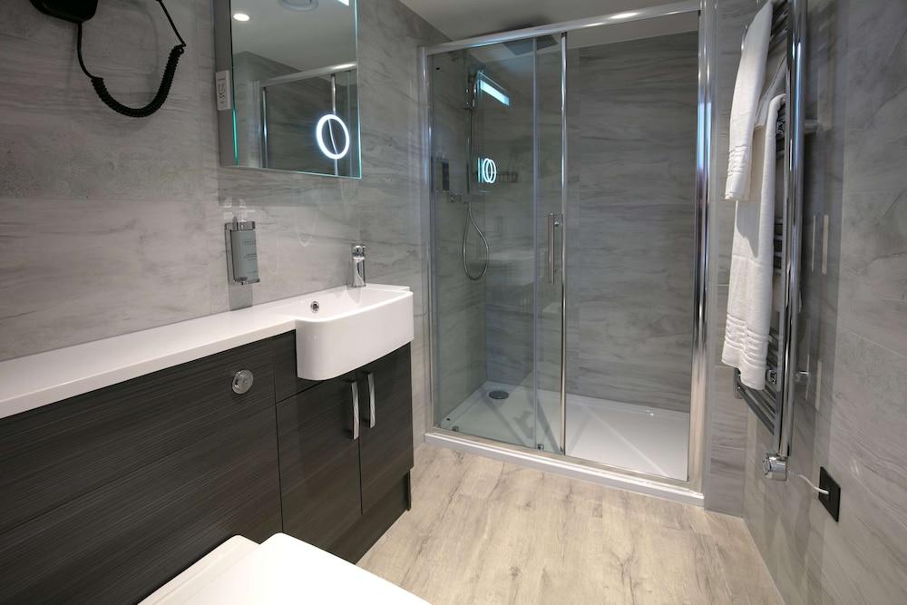 Standard Room, 1 Double Bed, Accessible, Non Smoking (Walk-In Shower) - Photo 5