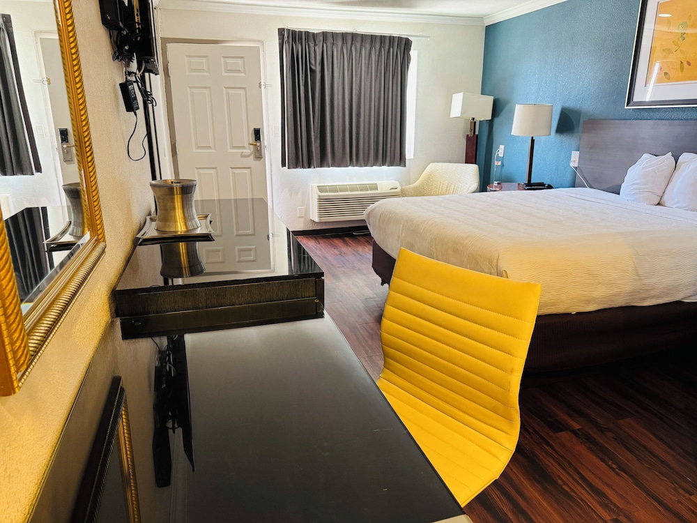 Suite, 1 King Bed, Non Smoking - Photo 7