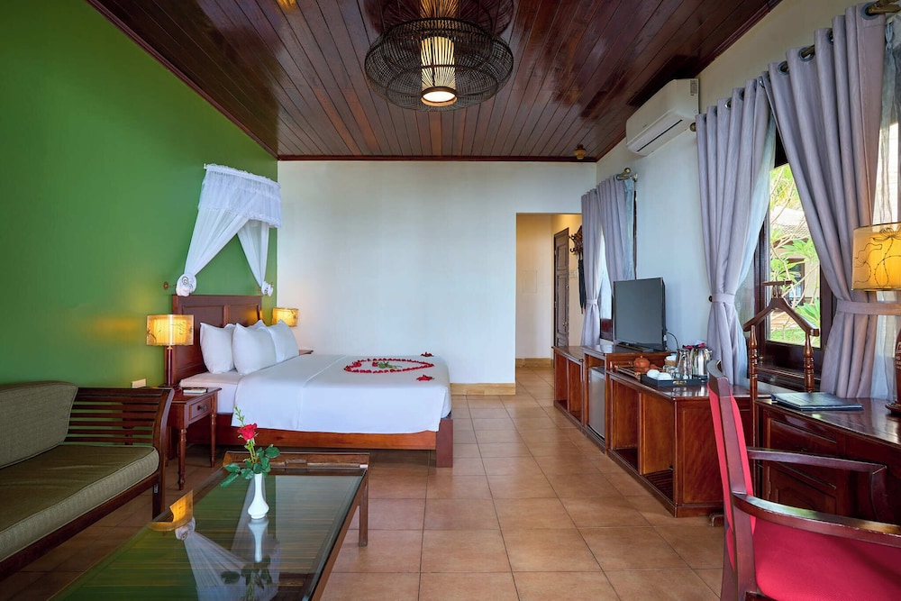 Deluxe Room, Beach View photo 3