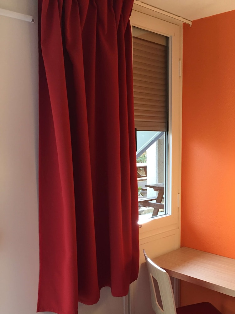 Standard Room, 3 Twin Beds - Photo 4