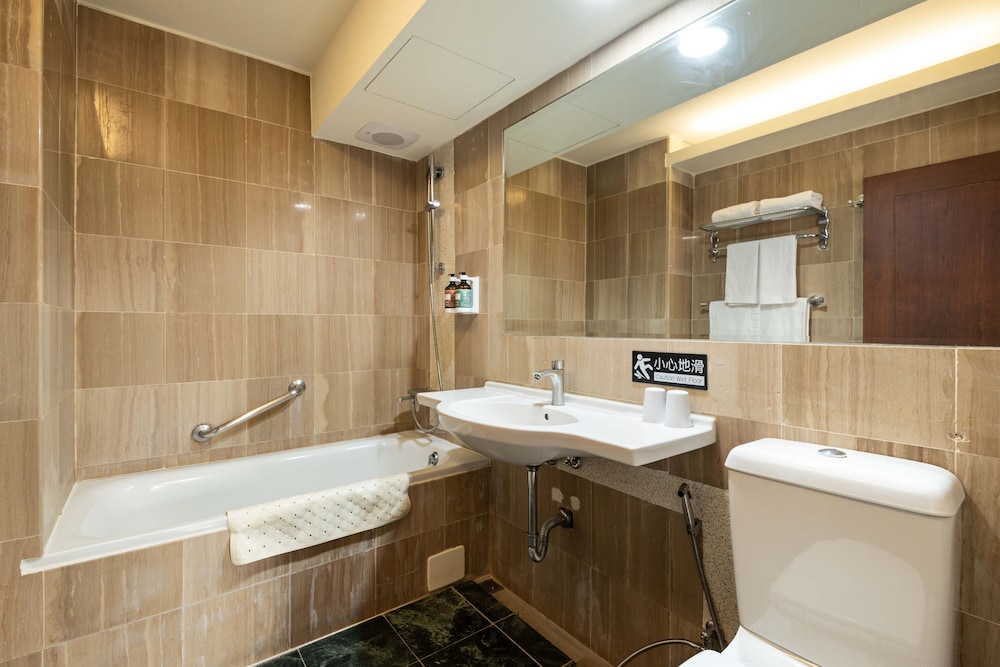 Deluxe Double Room with City View - Photo 6