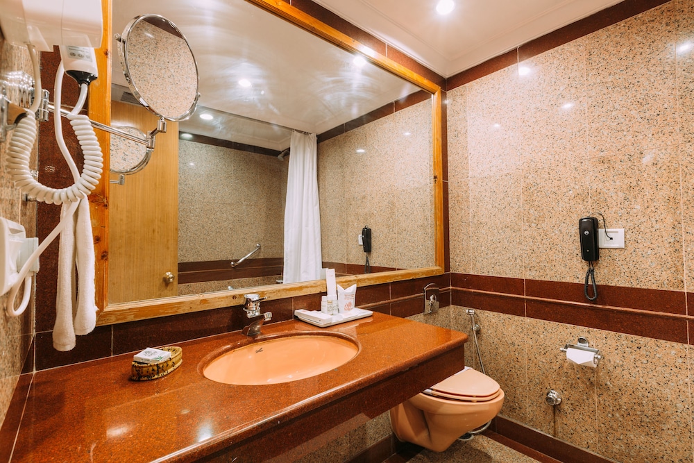 Deluxe Room - Mall road facing with Bathtub - Photo 8