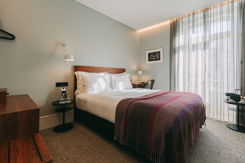 Double Room (Square)