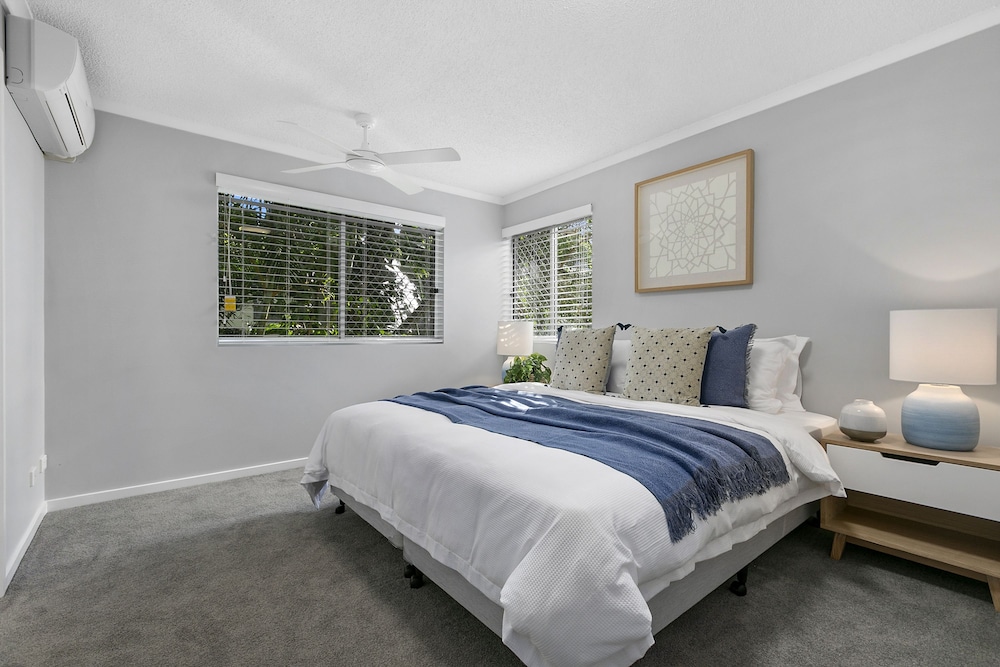 OFFSITE- 3 Bedroom Apartment - Ocean View Opposite Beach