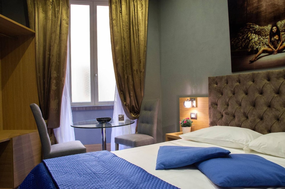 Standard Room, 1 Queen Bed, Courtyard View