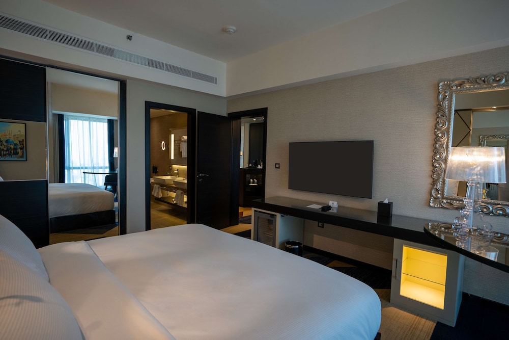 Deluxe Suite, 1 King Bed - Photo 10