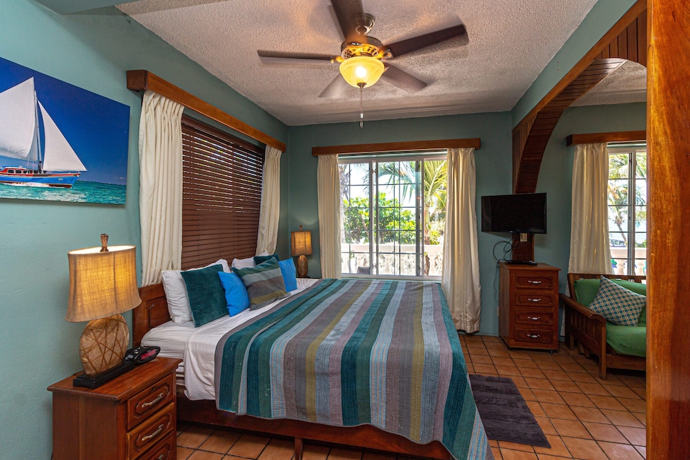 Premier Studio Suite, 1 King Bed, Balcony, Partial Ocean View photo 2