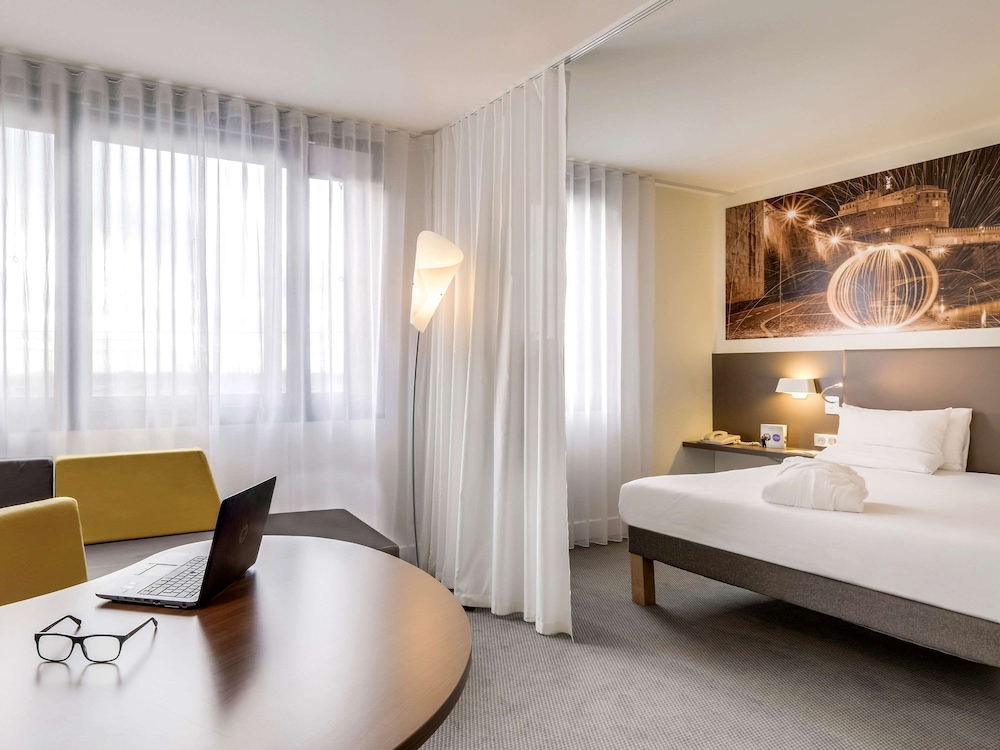 Executive Suite, 1 Queen Bed with Sofa bed - Photo 2