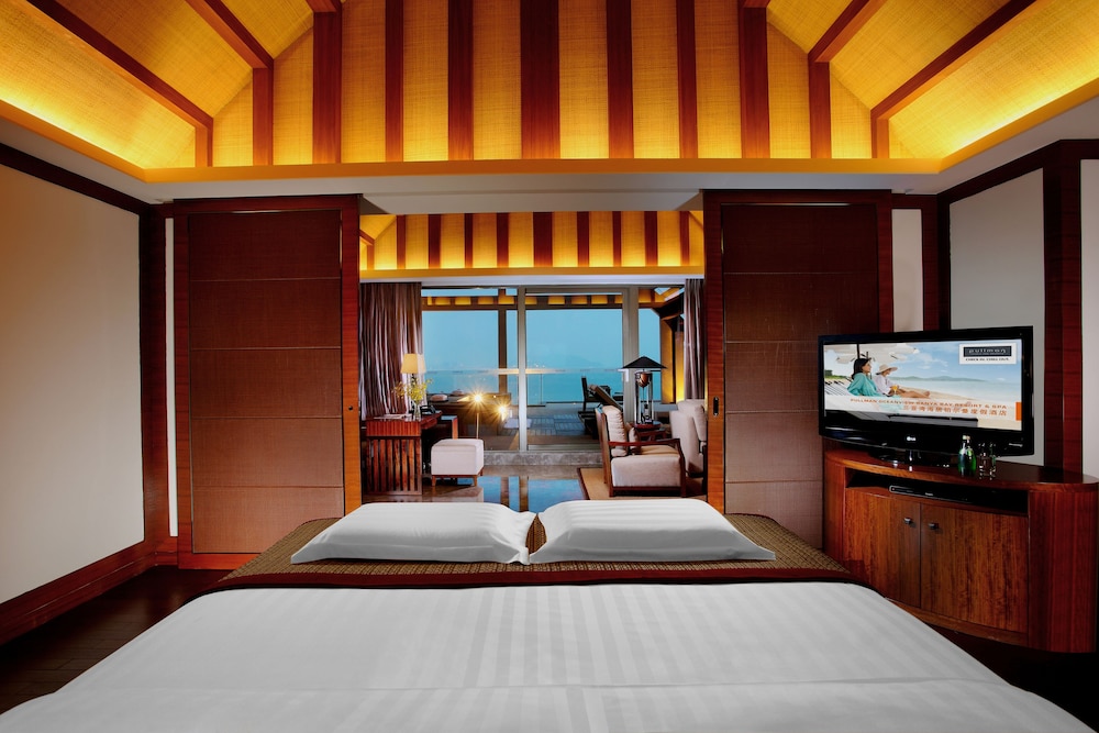 Executive Suite, 1 King Bed - Photo 2
