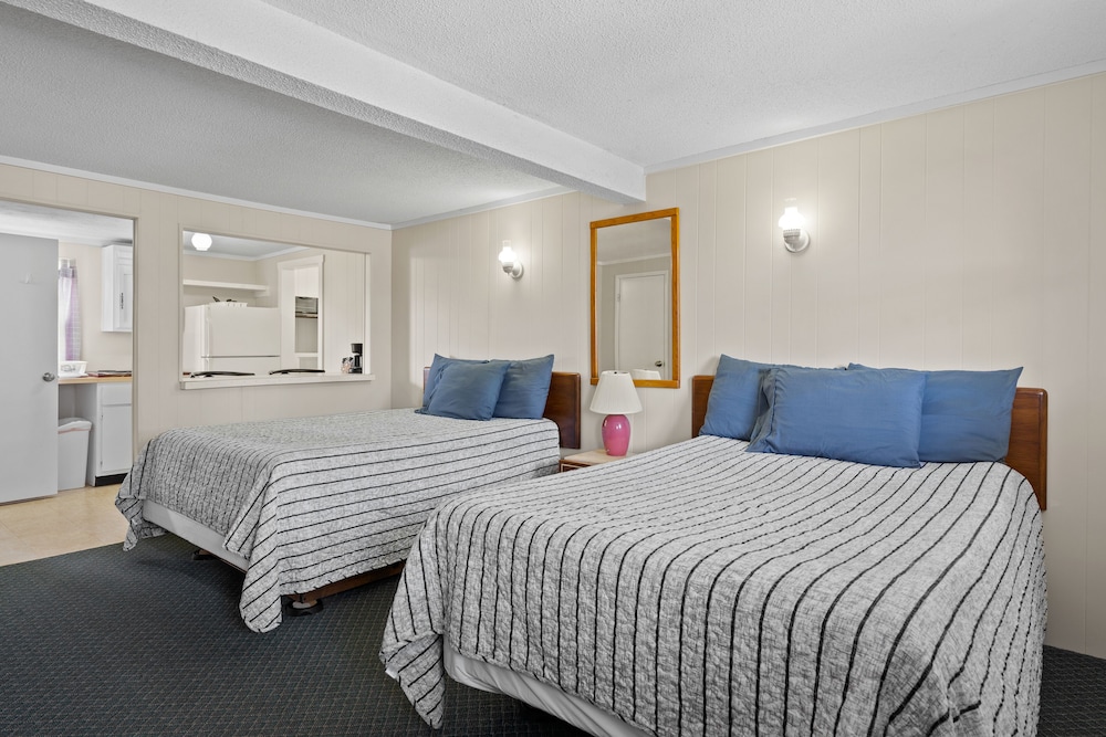 Room with 2 Double Beds and Kitchenette photo 1