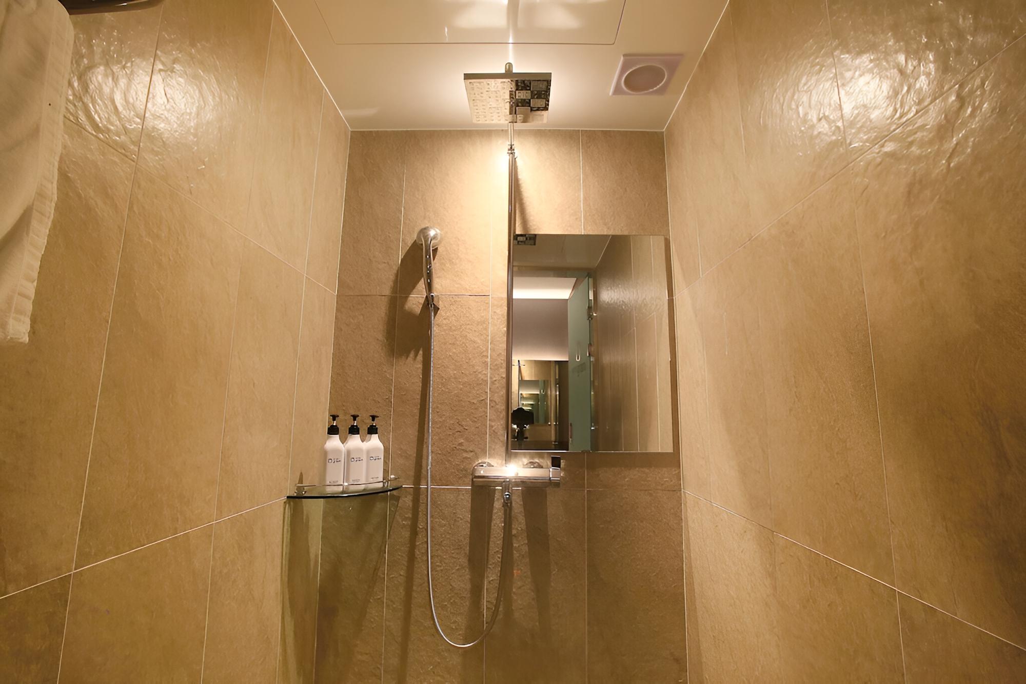 Room (Standard Room) - Photo 11