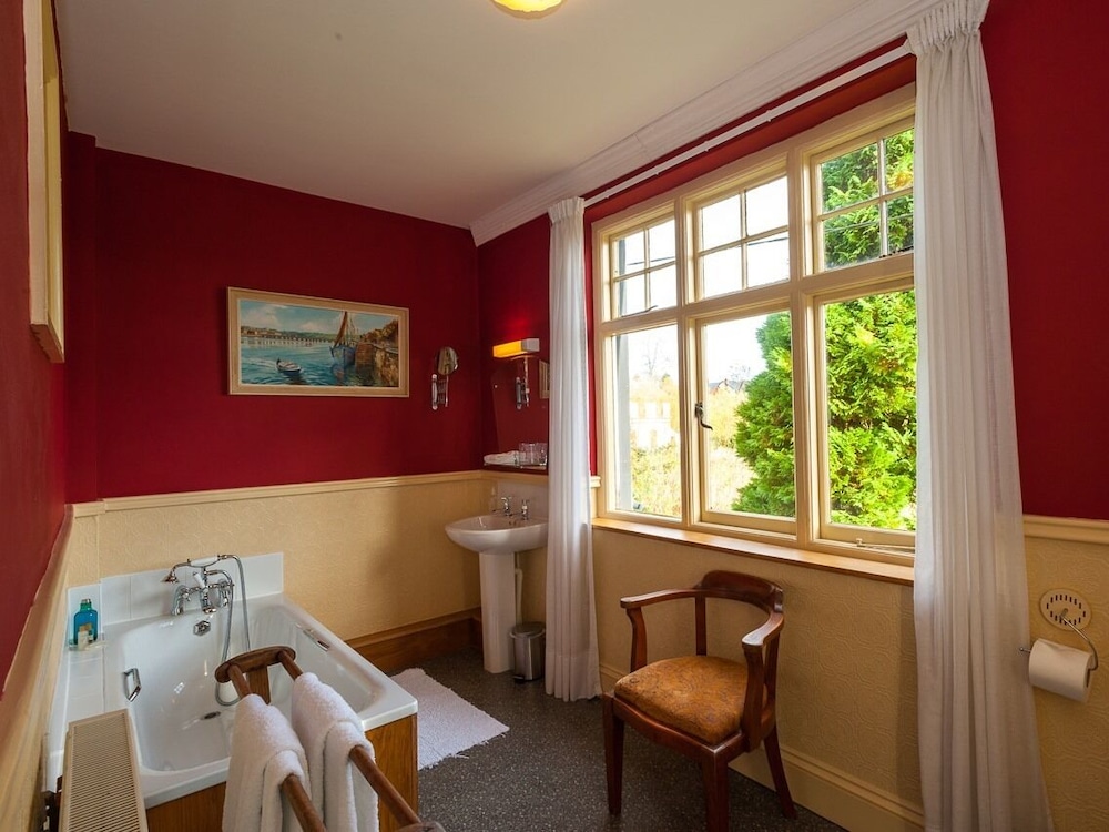 King Ensuite with Bath photo 2