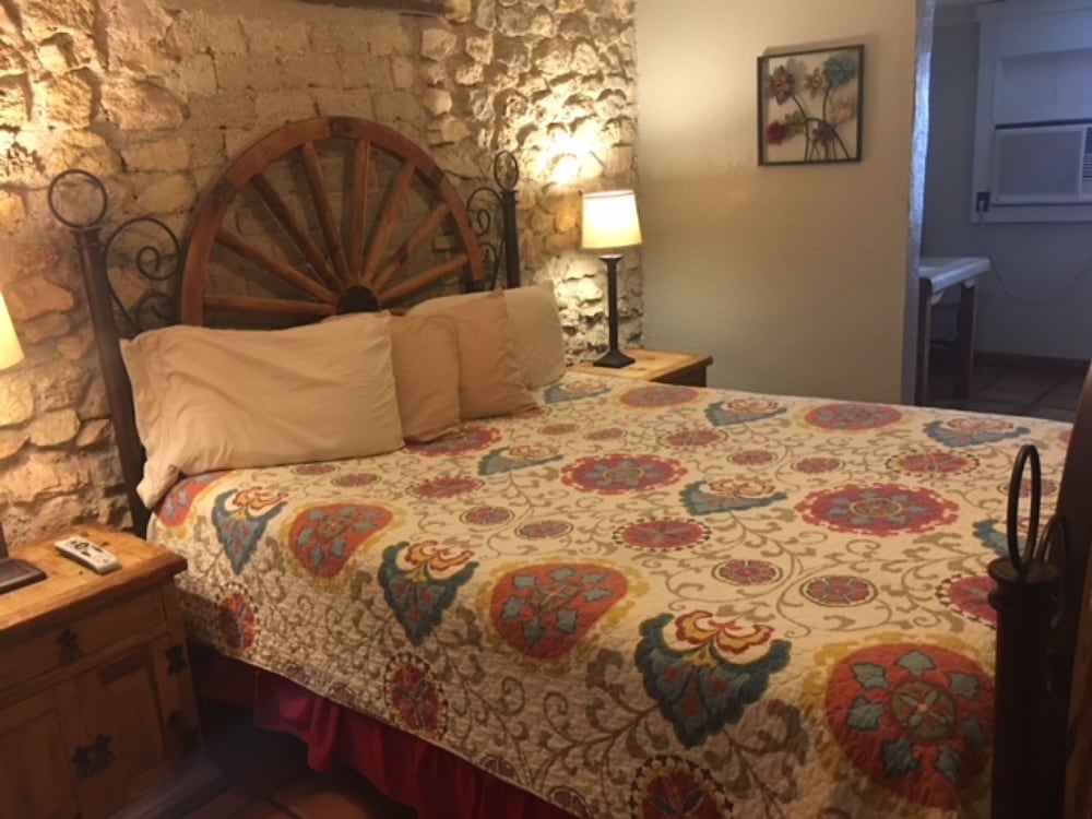 Room, 1 Queen Bed photo 1