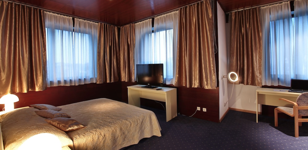 Senior Suite, 1 King Bed with Sofa bed, City View