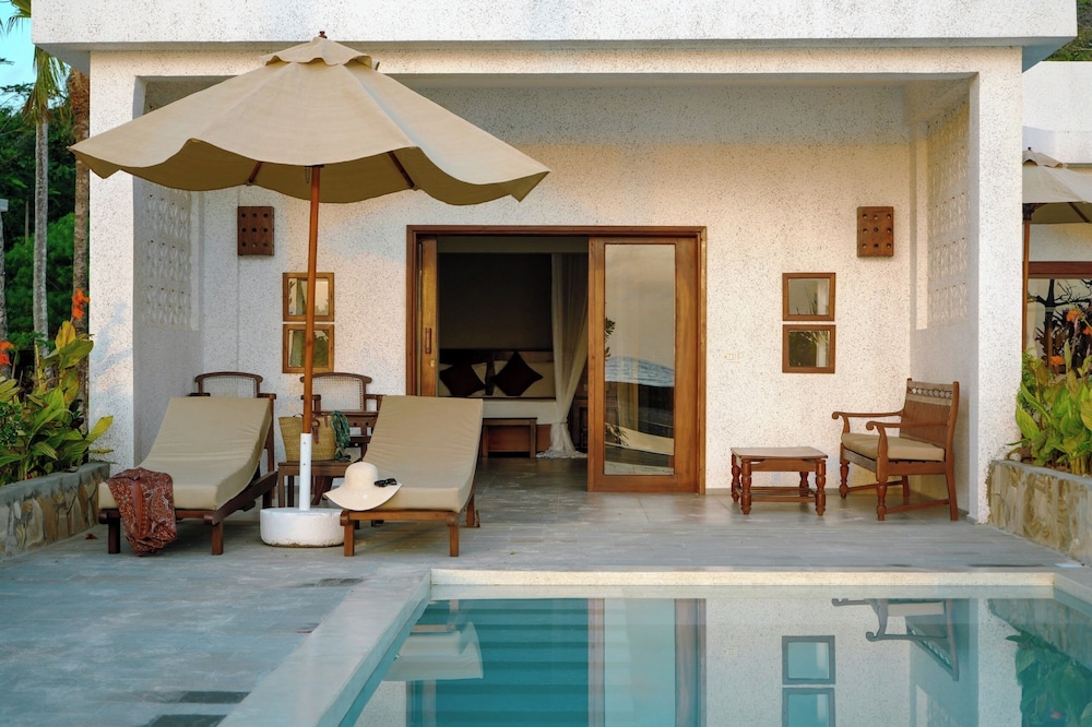 Sea Front Beach Villa with Pool