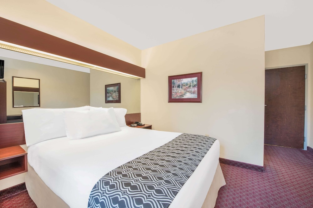 Suite, 1 Queen Bed, Accessible, Non Smoking - Photo 2