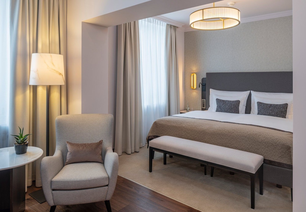 Signature Room, 1 King Bed (Signature Double Room) thumbnail 5