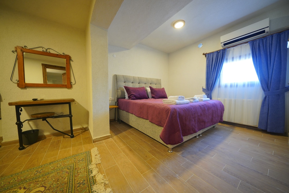 Standard Double Room - Photo 13