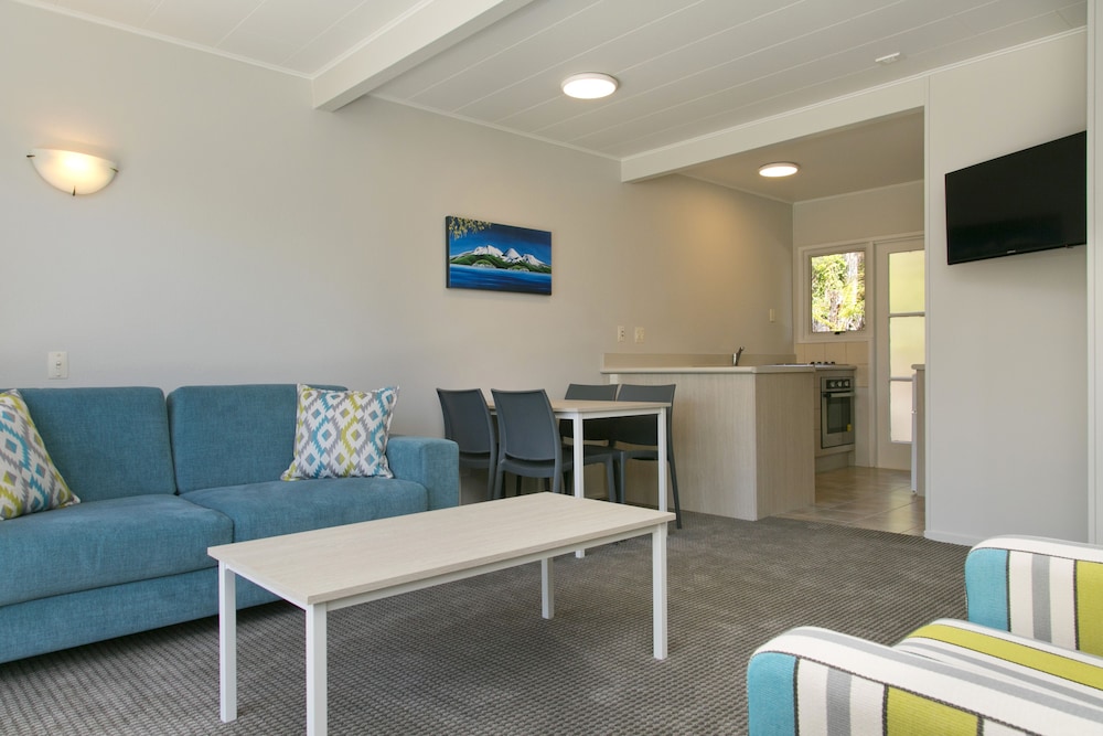 Apartment, 2 Bedrooms, Poolside