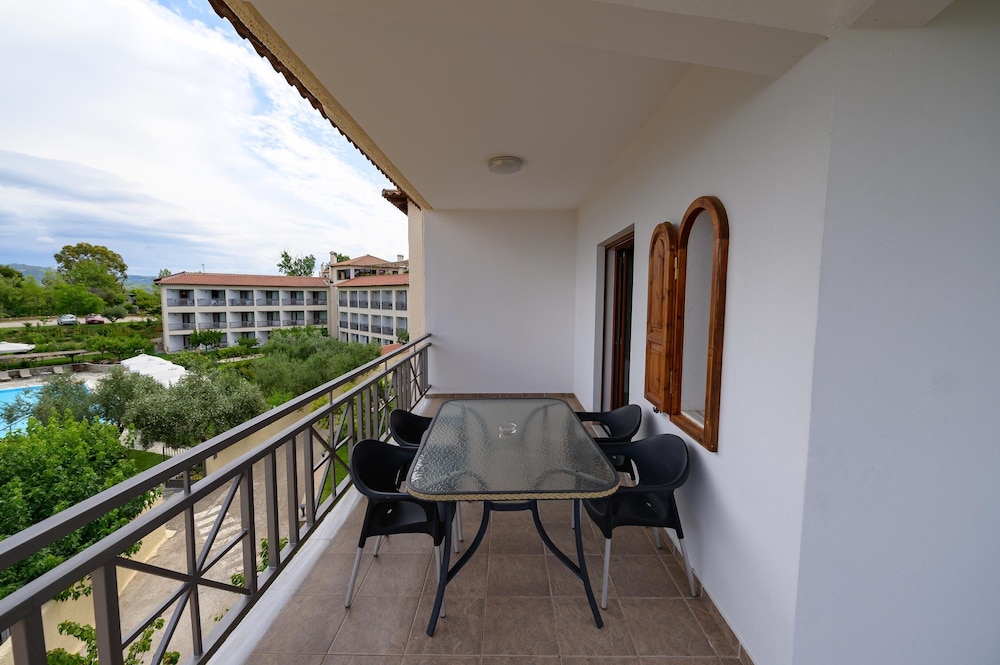 Family Suite, Non Smoking, Pool View photo 2