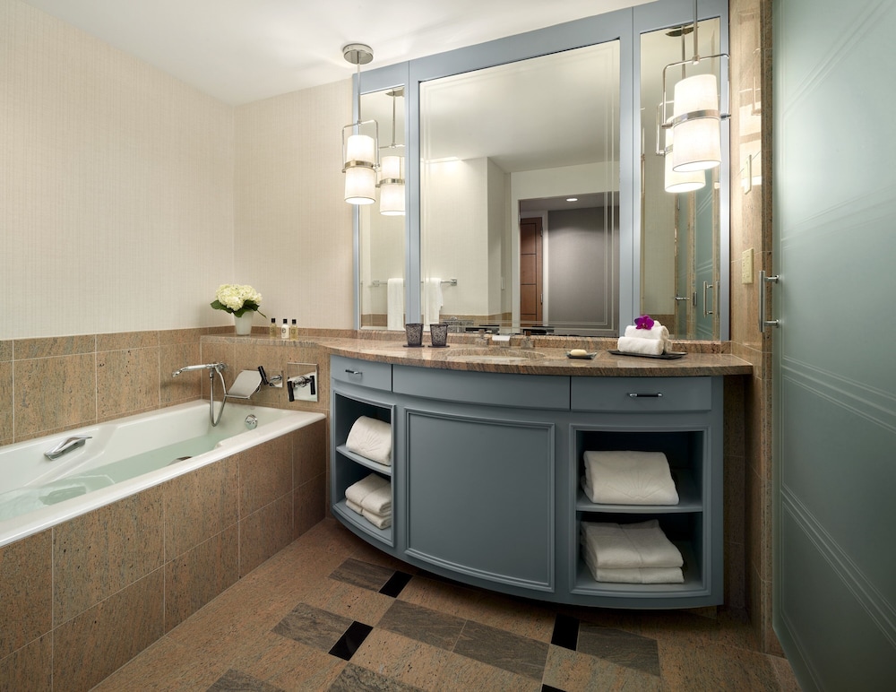 Deluxe Room, 1 King Bed, Accessible (Roll-In Shower) thumbnail 6