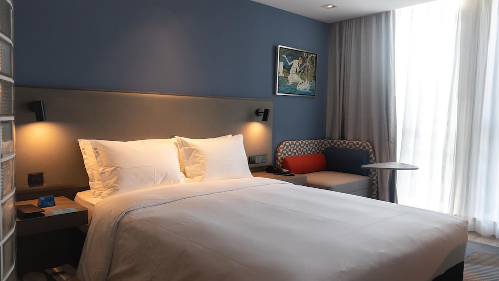 Standard Room, 1 Queen Bed, Smoking - Photo 3