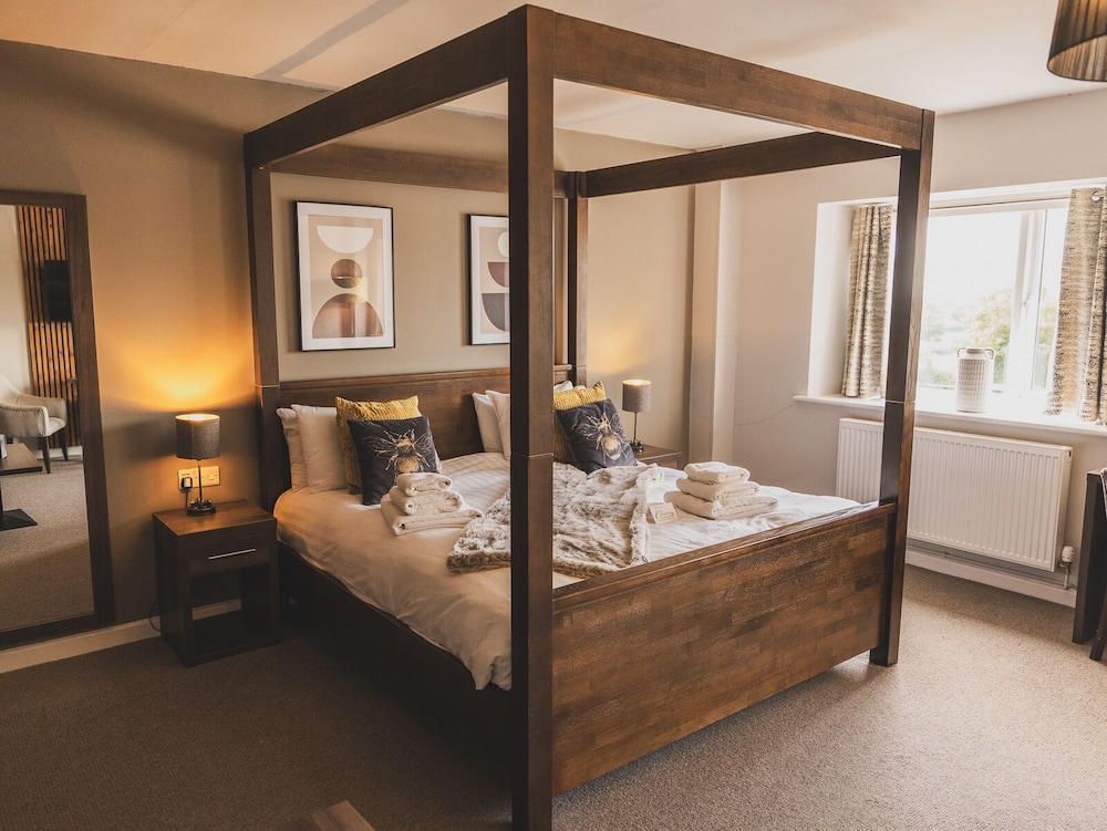 Deluxe Double Room, 1 King Bed with Sofa bed (Four Poster Bed) photo 2