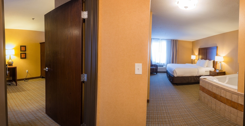 Suite, 1 King Bed, Non Smoking (Upgrade) - Photo 4