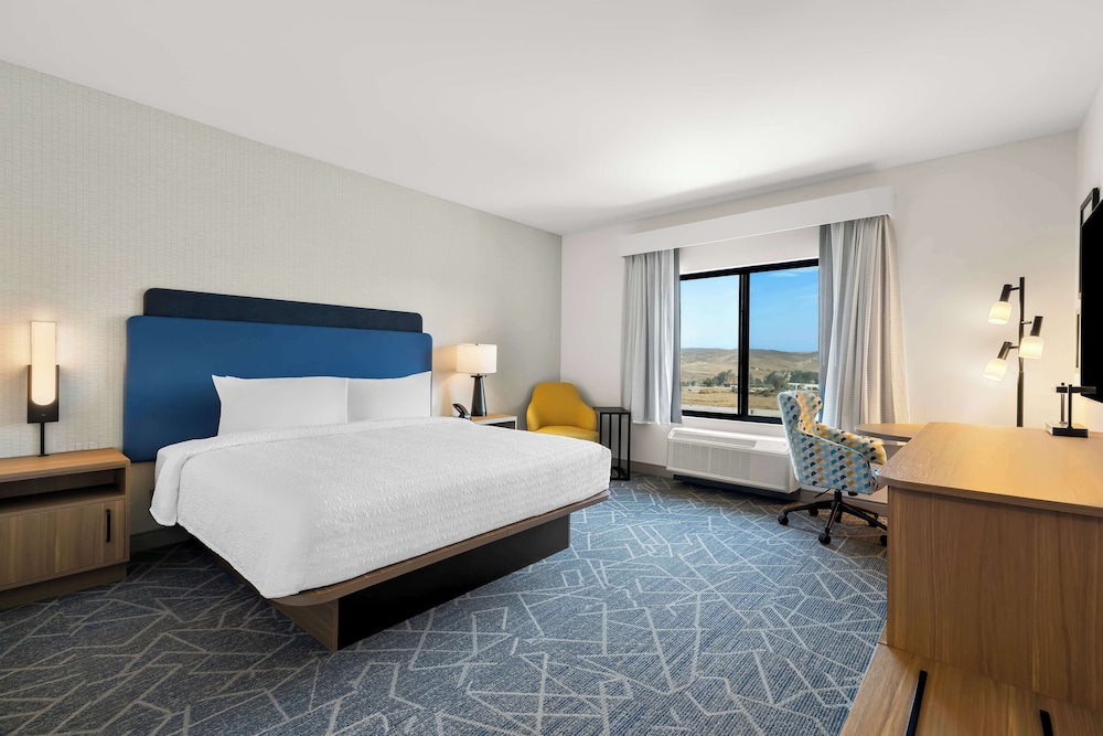 Room, 1 King Bed, Refrigerator & Microwave