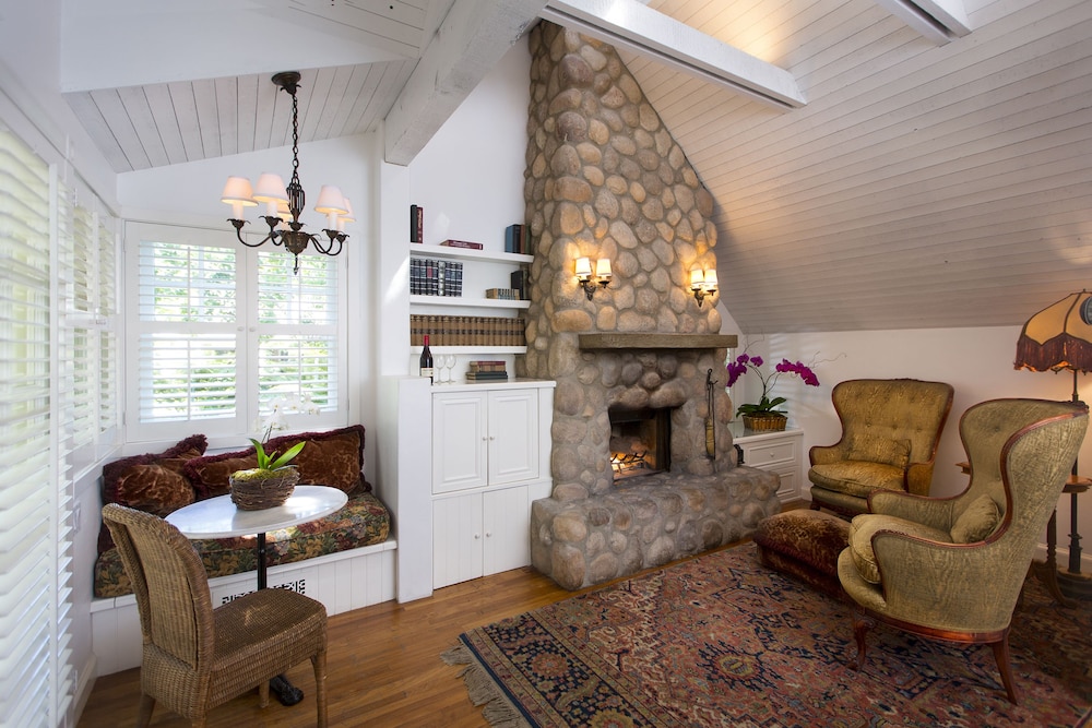 Luxury Cottage, 1 Queen Bed, Jetted Tub, Fireplace (Greenwich Cottage) - Photo 1
